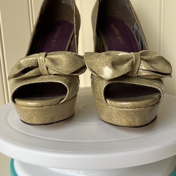 MADDEN GIRL Limmeric Tan Gold Big Bow Peep Toe Platform Heels Shoes 7.5 - Picture 7 of 17